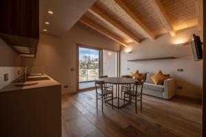 a kitchen and living room with a table and chairs at COBUE "Wine resort & Spa" in Pozzolengo