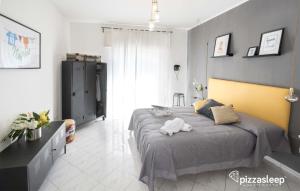 Posteľ alebo postele v izbe v ubytovaní PizzaSleep -apartment-