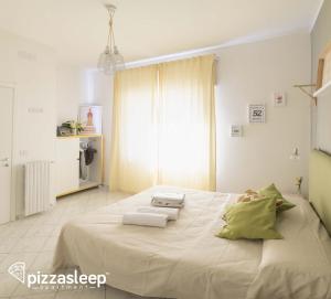 Posteľ alebo postele v izbe v ubytovaní PizzaSleep -apartment-