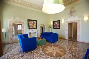 
a living room filled with furniture and a fire place at Villa Tolomei Hotel & Resort in Florence
