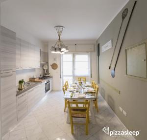 Kuchyňa alebo kuchynka v ubytovaní PizzaSleep -apartment- + 37 fotografií