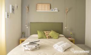 Posteľ alebo postele v izbe v ubytovaní PizzaSleep -apartment-