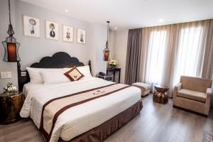 Postel nebo postele na pokoji v ubytování Sanouva Saigon Hotel