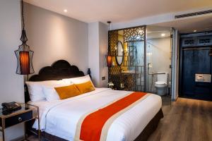 Postel nebo postele na pokoji v ubytování Sanouva Saigon Hotel