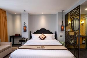 Postel nebo postele na pokoji v ubytování Sanouva Saigon Hotel