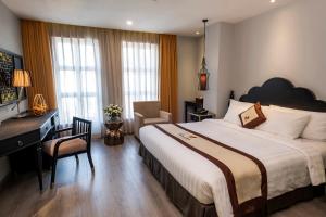 Postel nebo postele na pokoji v ubytování Sanouva Saigon Hotel