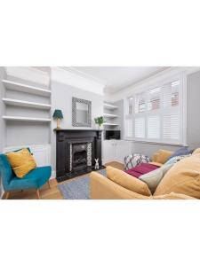 sala de estar con sofá y chimenea en Bright & Beautiful Period Property - Pass the Keys, en York