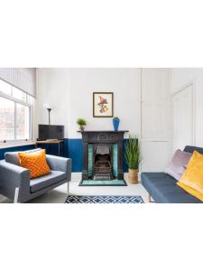 sala de estar con 2 sofás y chimenea en Bright & Beautiful Period Property - Pass the Keys en York