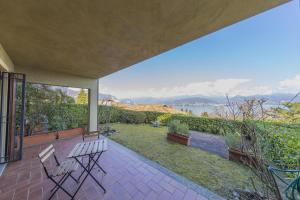 patio con 2 sedie e vista sull'acqua di Riva del Sole a Stresa
