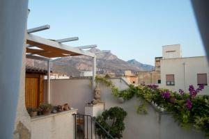 un balcone di una casa con fiori sul muro di Cocoi a San Vito lo Capo Altre 10 foto