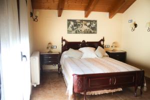 1 dormitorio con 1 cama grande y 2 mesitas de noche en Casa Lacasta, en Arguisal