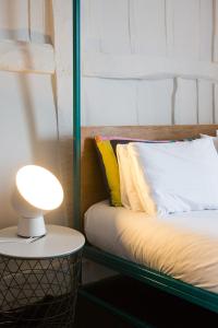 een slaapkamer met een bed met een lamp op een tafel bij Whitehouse Rye in Rye