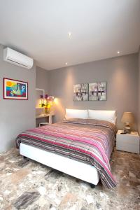 1 dormitorio con 1 cama grande en una habitación en Affittacamere Da Paulin, en Manarola