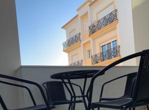 アルブフェイラにあるCasa das Areiasの建物前のテーブルと椅子