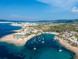 eine Luftansicht auf einen Strand mit Booten im Wasser in der Unterkunft Villa Carvi in Bucht von San Antonio