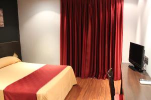 Säng eller sängar i ett rum på Hostal Royal Almorox