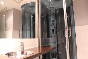 Ένα μπάνιο στο Hostal Royal Almorox +34 φωτογραφίες