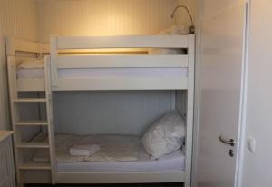 kilka łóżek piętrowych w pokoju w obiekcie StrandChalet Scharbeutz w mieście Scharbeutz