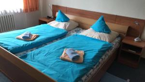 two beds in a room with towels on them at Hotel Restaurant Krone in Nassau