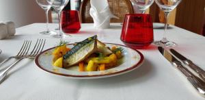 um prato de peixe e legumes numa mesa em Médicis Home Strasbourg em Estrasburgo mais 11 fotografias