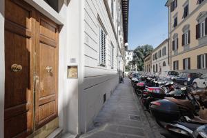 una fila de motocicletas estacionadas al lado de una calle en Giardino della Fortezza Apartment, en Florencia