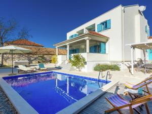 Kolam renang di atau dekat dengan Charming villa with private, heatable pool, wellness & spa area, nice terrace
