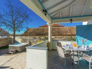 Foto de la galería de Charming villa with private, heatable pool, wellness & spa area, nice terrace en Nin