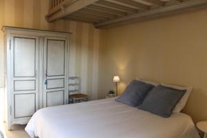 เตียงในห้องที่ La Grange au Manoir