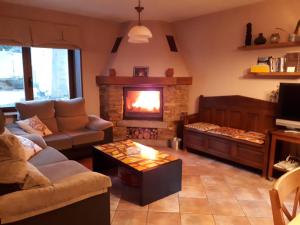 sala de estar con sofá y chimenea en Chalet Casa Honorato, en San Rafael