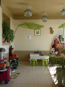 una habitación con una mesa en la esquina de una habitación en Hôtel de la Petite Plage en Saint-Georges-dʼOléron