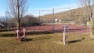 Tenis alebo squash v ubytovaní Casa adosada ideal familias en GER-PLETA DE SAGA alebo jeho okolí