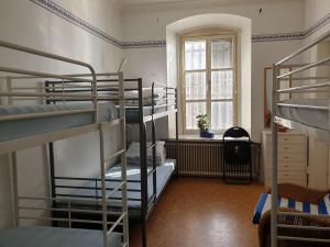เตียงสองชั้นในห้องที่ Visby Fängelse