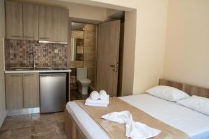a small bedroom with two beds and a kitchen at Olympic Coast in Olympic Beach