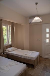 a bedroom with two beds and a window and a light at Olympic Coast in Olympic Beach