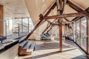 eine Treppe in einem Gebäude mit Holzbalken in der Unterkunft Boutique Hotel das TSCHOFEN in Bludenz