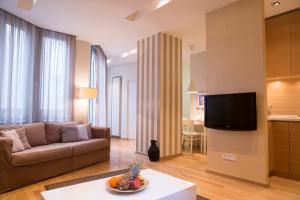 een woonkamer met een bank en een tv bij Apartment Centro in Belgrado