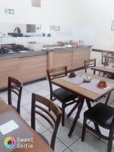 une salle à manger avec des tables et des chaises dans un restaurant dans l'établissement Hotel Central Rosário, à Jundiaí