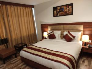 Postel nebo postele na pokoji v ubytování Red Crown Hotel