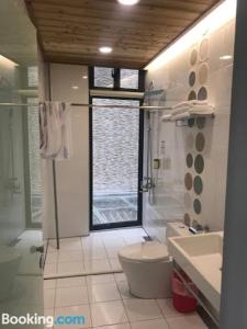 台東市的住宿－沅宿，一间带卫生间、水槽和窗户的浴室