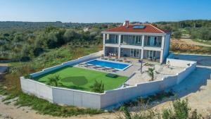 an aerial view of a house with a pool at Villa Wonderview in Peru&scaron;ki