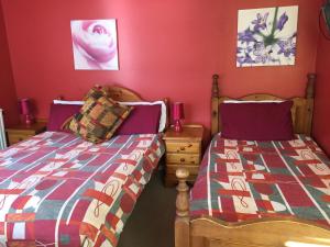 מיטה או מיטות בחדר ב-Willow Tree Cottages