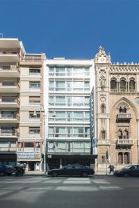 un grande edificio con macchine parcheggiate di fronte di Executive Business Hotel a Bari