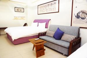 三義鄉的住宿－石話石說一館，酒店客房,配有床和沙发