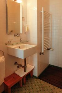 Un baño blanco con lavabo y ducha. en Pensao Favorita, en Oporto 61 fotos más