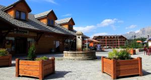 un bâtiment avec une fontaine au milieu d'une cour dans l'établissement Flocons du Soleil by Actisource, à La Joue du Loup