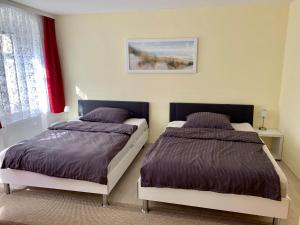 ein Schlafzimmer mit 2 Betten und einem Bild an der Wand in der Unterkunft Ferienwohnungen Grimma 1 in Grimma