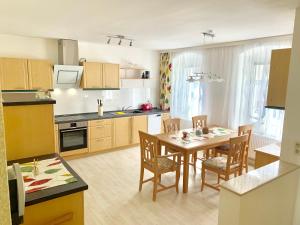 eine Küche und ein Esszimmer mit einem Tisch und Stühlen in der Unterkunft Ferienwohnungen Grimma 1 in Grimma