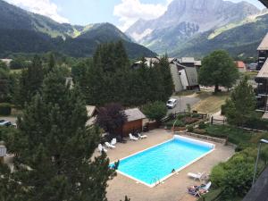 Výhľad na bazén v ubytovaní Duplex 3 pièces. Pieds des pistes et balcon! alebo v jeho blízkosti