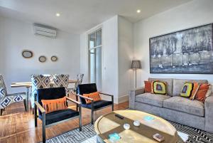 un soggiorno con divano, sedie e tavolo di MyPlaceLisbon - Luxury Trindade III a Lisbona
