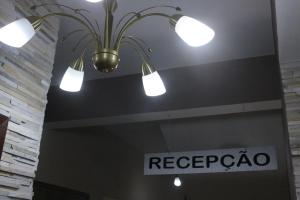 un grupo de luces colgando del techo de una tienda en Pousada Alves, en São Brás do Suaçuí